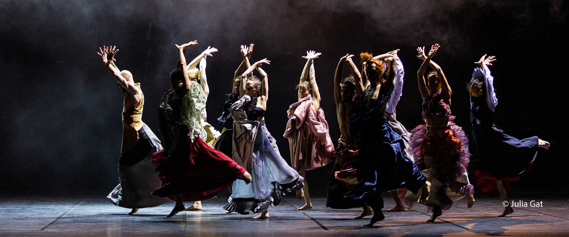 Scene from Emanuel Gat Dance "LOVETRAIN2020"